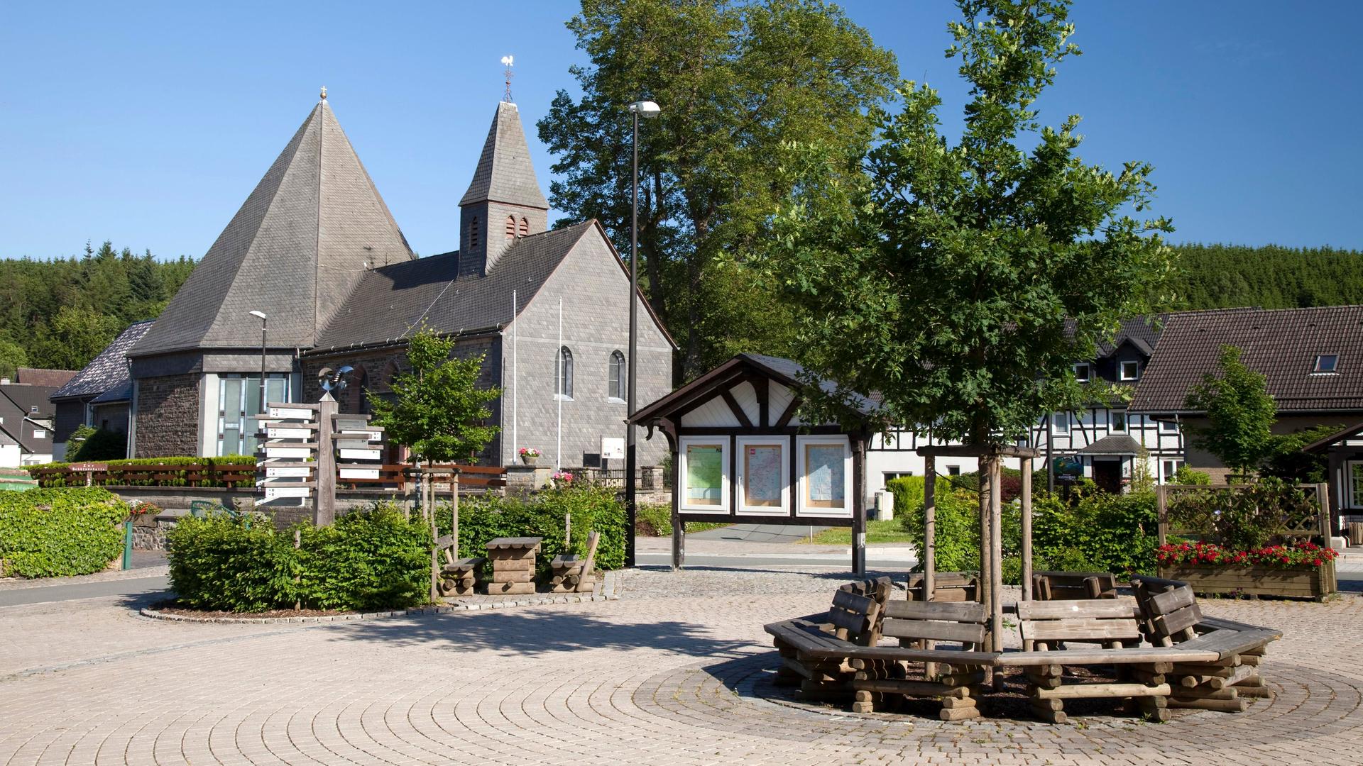 Dorfplatz von Küstelberg, Ortsteil der Kleinstadt Medebach im Sauerland Dorfplatz von Küstelberg, Ortsteil der Kleinstadt Medebach im Sauerland