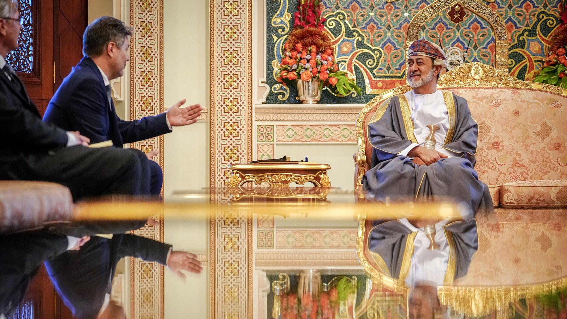 Oman, Maskat: Robert Habeck (l, Bündnis 90/Die Grünen), Bundesminister für Wirtschaft und Klimaschutz, wird vom Sultan von Oman, Haitham bin Tariq Al Said, empfangen. Oman, Maskat: Robert Habeck (l, Bündnis 90/Die Grünen), Bundesminister für Wirtschaft und Klimaschutz, wird vom Sultan von Oman, Haitham bin Tariq Al Said, empfangen.