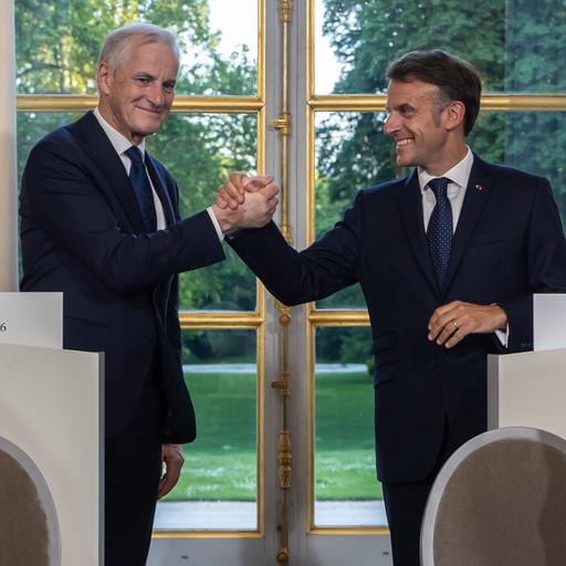 Frankreich, Paris: Emmanuel Macron (r), Präsident von Frankreich, und Jonas Gahr Støre, Ministerpräsident von Norwegen, geben sich während einer gemeinsamen Pressekonferenz im Elysee-Palast die Hand. 