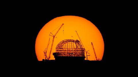 Weil der Lauf der Sonne (hier vor der Baustelle des ELT in Chile) und der Kalender etwas aus dem Takt geraten waren, reformierte man den Kalender
