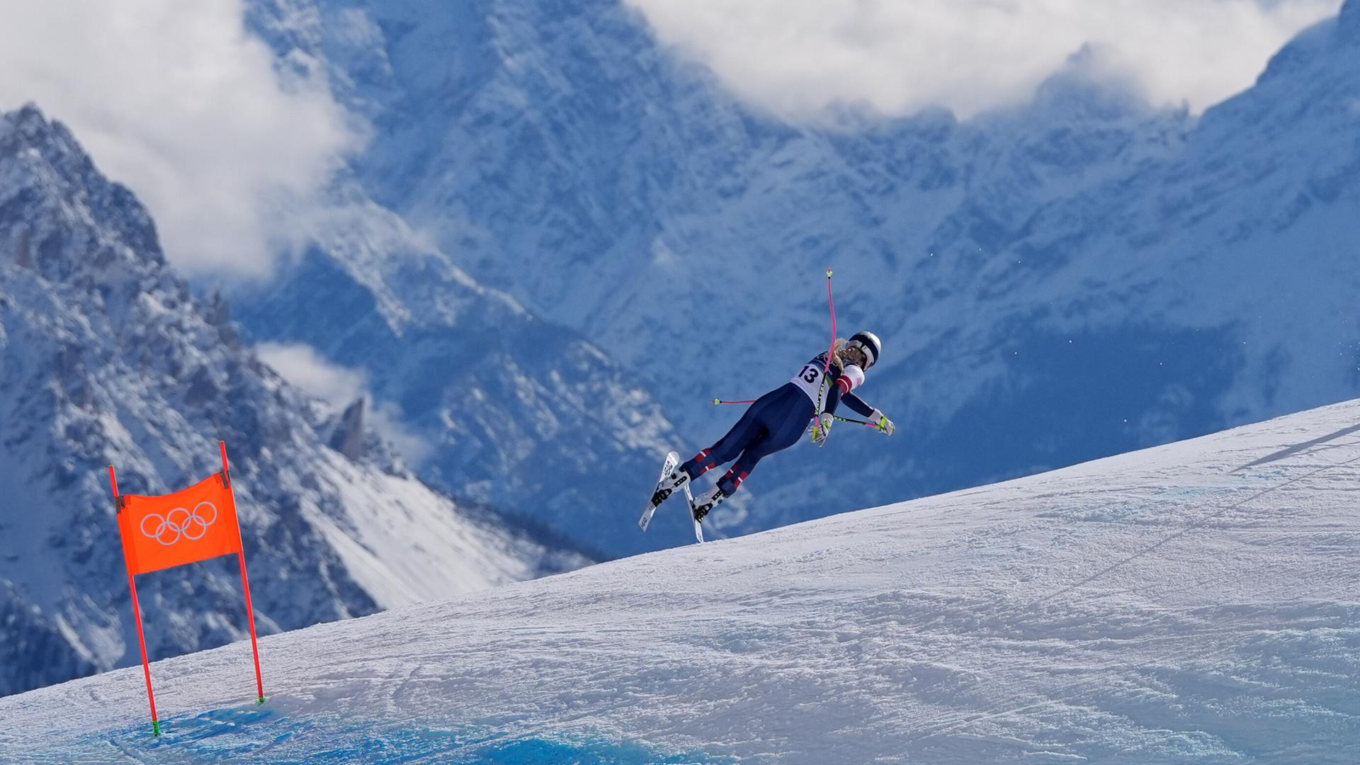 Lindsey Vonn während des Ski-Wettbewerbs. Sie ist nach einem Sprung schief in der Luft. 