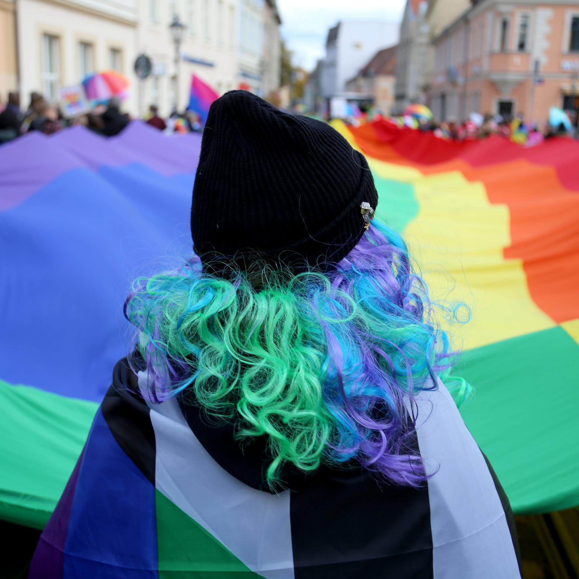 Diversität - Josephine Vetter unterstützt queere Menschen in Brandenburg