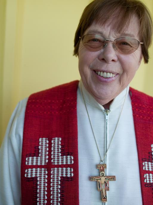 Die Theologin Ida Raming, aufgenommen in Stuttgart (Foto vom 07.04.2011). Ida Raming hat sich von einem argentinischen Bischof zur Priesterin weihen lassen. Die katholische Kirche will die Priesterweihe nicht anerkennen