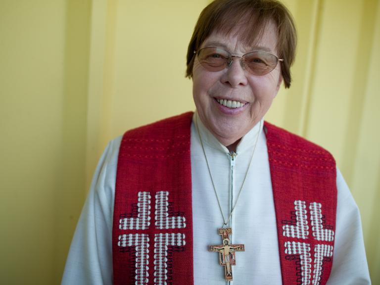 Die Theologin Ida Raming, aufgenommen in Stuttgart (Foto vom 07.04.2011). Ida Raming hat sich von einem argentinischen Bischof zur Priesterin weihen lassen. Die katholische Kirche will die Priesterweihe nicht anerkennen