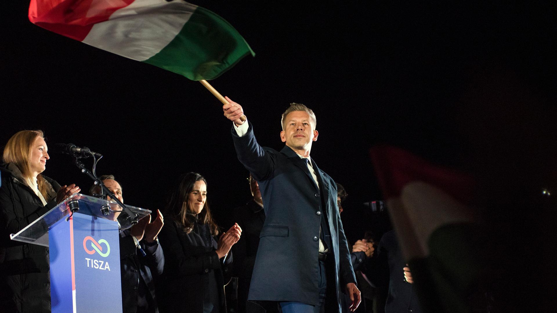 Peter Magyar schwenkt nach seinem Wahlsieg am 13. April 2026 eine ungarische Flagge. Peter Magyar schwenkt nach seinem Wahlsieg am 13. April 2026 eine ungarische Flagge.