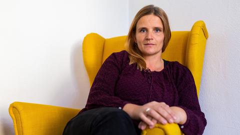 Sarah Pohl sitzt in einem gelben Sessel in ihrem Büro. Sarah Pohl sitzt in einem gelben Sessel in ihrem Büro.