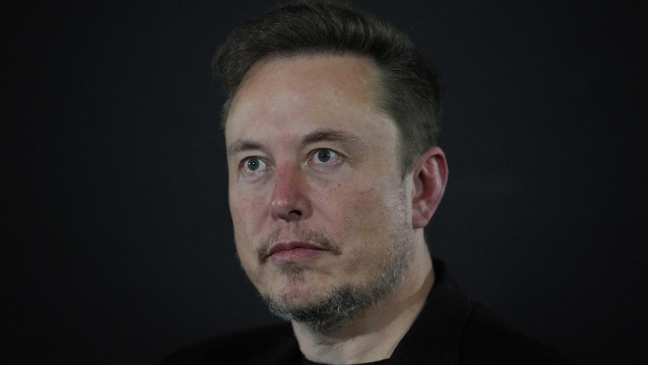 Elon Musk im Protrait vor schwarzem Hintergrund