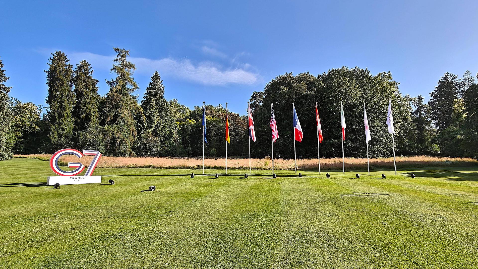 Évian-les-Bains, Frankreich, G7-Gipfel: Im Garten des Hotel Royal sind das Logo und die Fahnen der teilnehmenden Länder aufgestellt. Évian-les-Bains, Frankreich, G7-Gipfel: Im Garten des Hotel Royal sind das Logo und die Fahnen der teilnehmenden Länder aufgestellt.