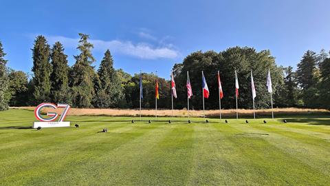 Évian-les-Bains, Frankreich, G7-Gipfel: Im Garten des Hotel Royal sind das Logo und die Fahnen der teilnehmenden Länder aufgestellt.