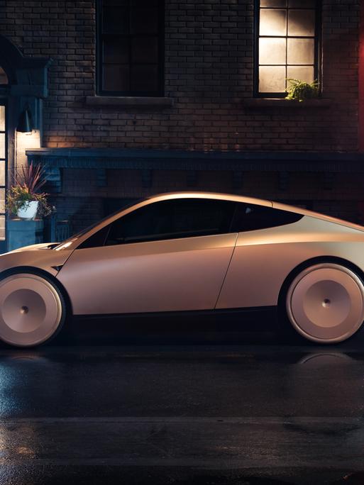 Ein futuristisches Auto auf einer Straße am Abend.