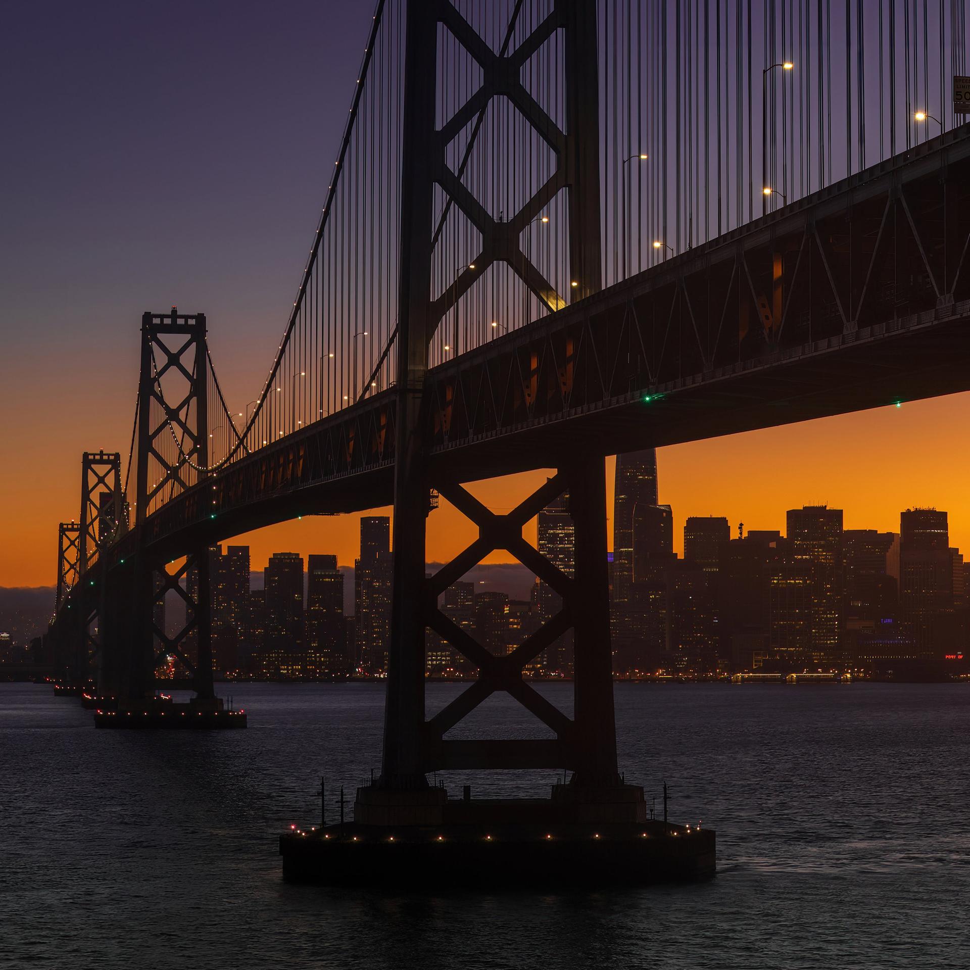 Die Bay Bridge am frühen Abend in San Francisco. Im Hinergrund geht die Sonne unter. Die Bay Bridge am frühen Abend in San Francisco. Im Hinergrund geht die Sonne unter.