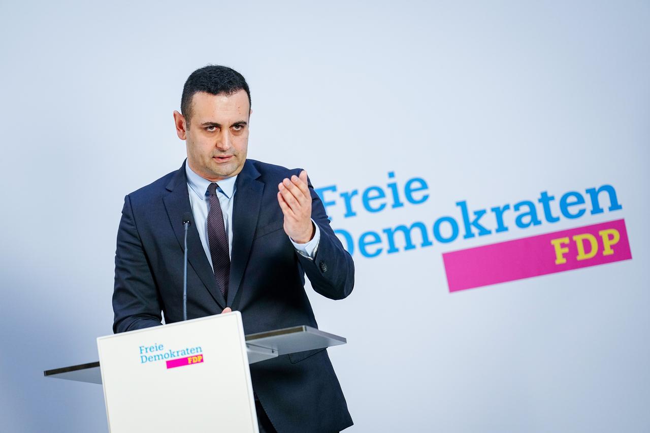Bijan Djir-Sarai, designierter FDP-Generalsekretär, spricht auf einer Pressekonferenz zu den Medienvertretern.