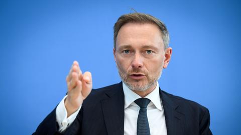 Christian Lindner (FDP), Bundesminister der Finanzen.  Er zeigt mit seiner rechten Hand nach vorn.