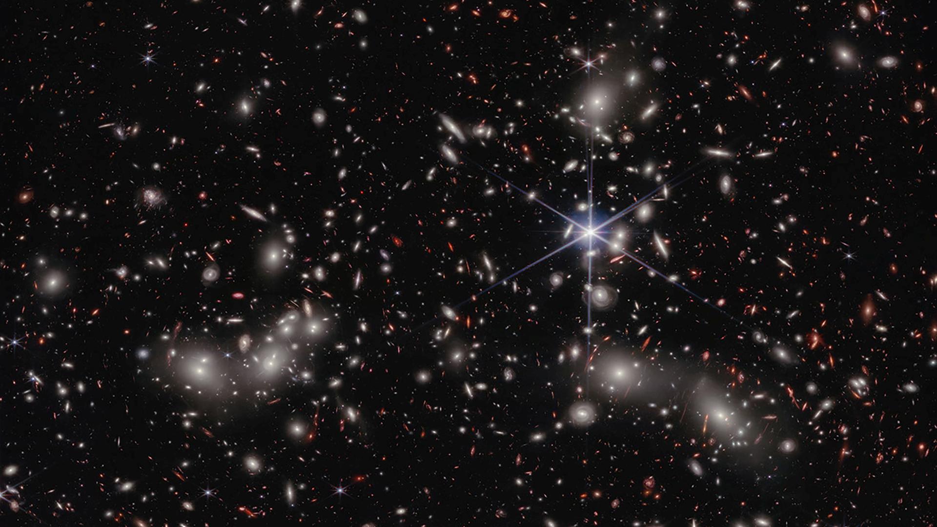 Little Red Dot, Pandora's Cluster, gesehen durch NASAs Webb-Teleskop Little Red Dot, Pandora's Cluster, gesehen durch NASAs Webb-Teleskop