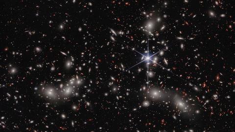 Little Red Dot, Pandora's Cluster, gesehen durch NASAs Webb-Teleskop