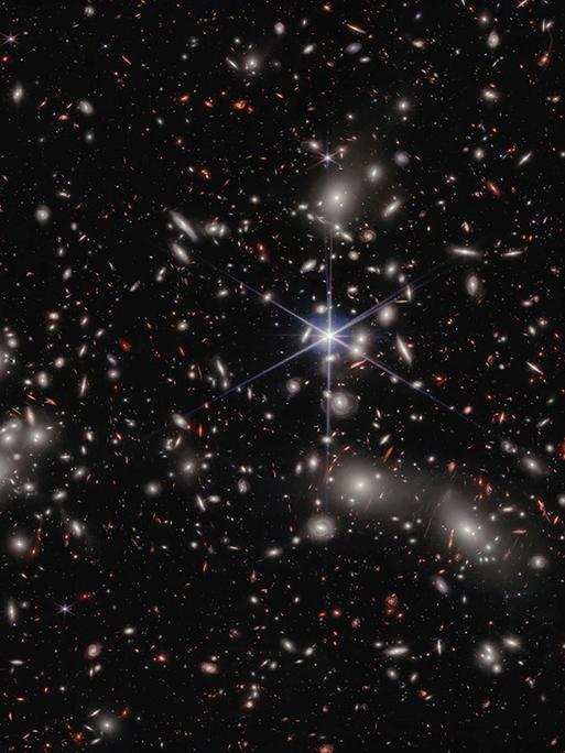 Little Red Dot, Pandora's Cluster, gesehen durch NASAs Webb-Teleskop Little Red Dot, Pandora's Cluster, gesehen durch NASAs Webb-Teleskop
