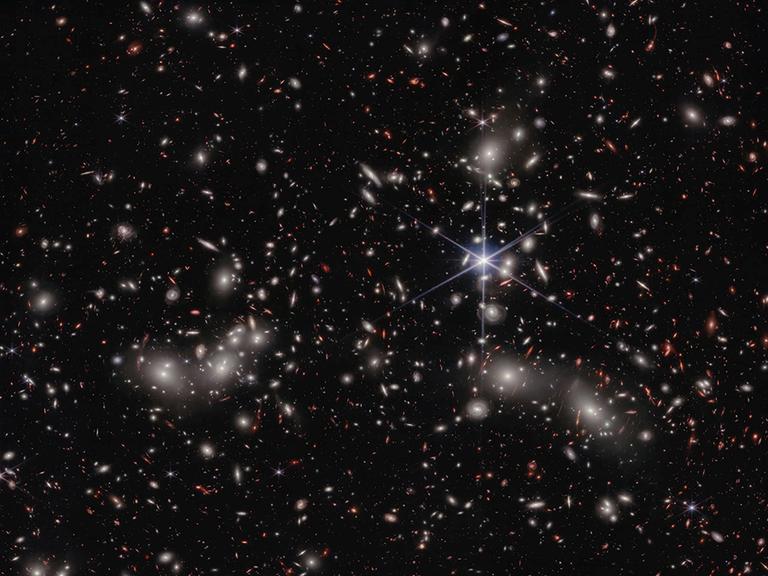 Little Red Dot, Pandora's Cluster, gesehen durch NASAs Webb-Teleskop Little Red Dot, Pandora's Cluster, gesehen durch NASAs Webb-Teleskop