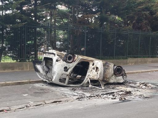 Ein ausgebranntes Auto, das von Demonstranten während der Proteste niedergebrannt wurden, liegt auf der Strasse, nachdem ein 17-jähriger Junge von der Polizei im Pariser Stadtteil Nanterre in die Brust geschossen wurde, Paris, 29. Juni 2023.
