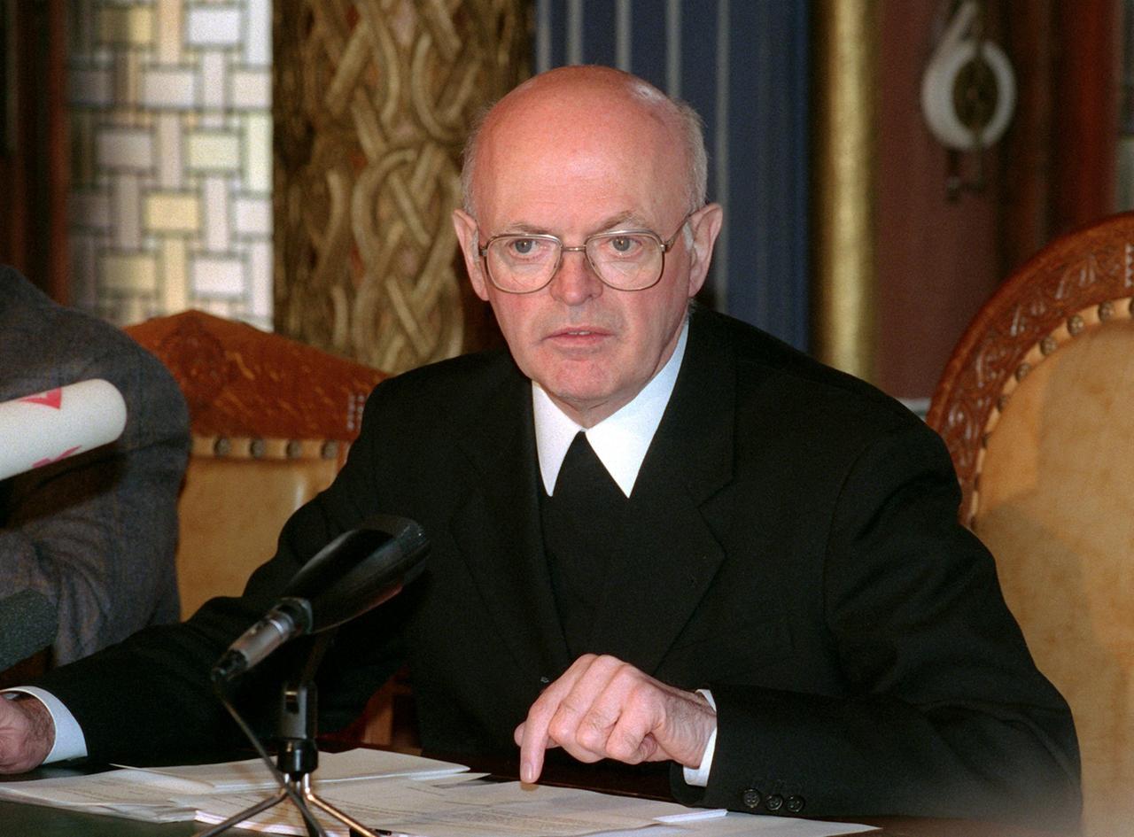 Der damalige Erzbischof von Freiburg, Oskar Saier, bei einer Pressekonferenz im Juni 1999.