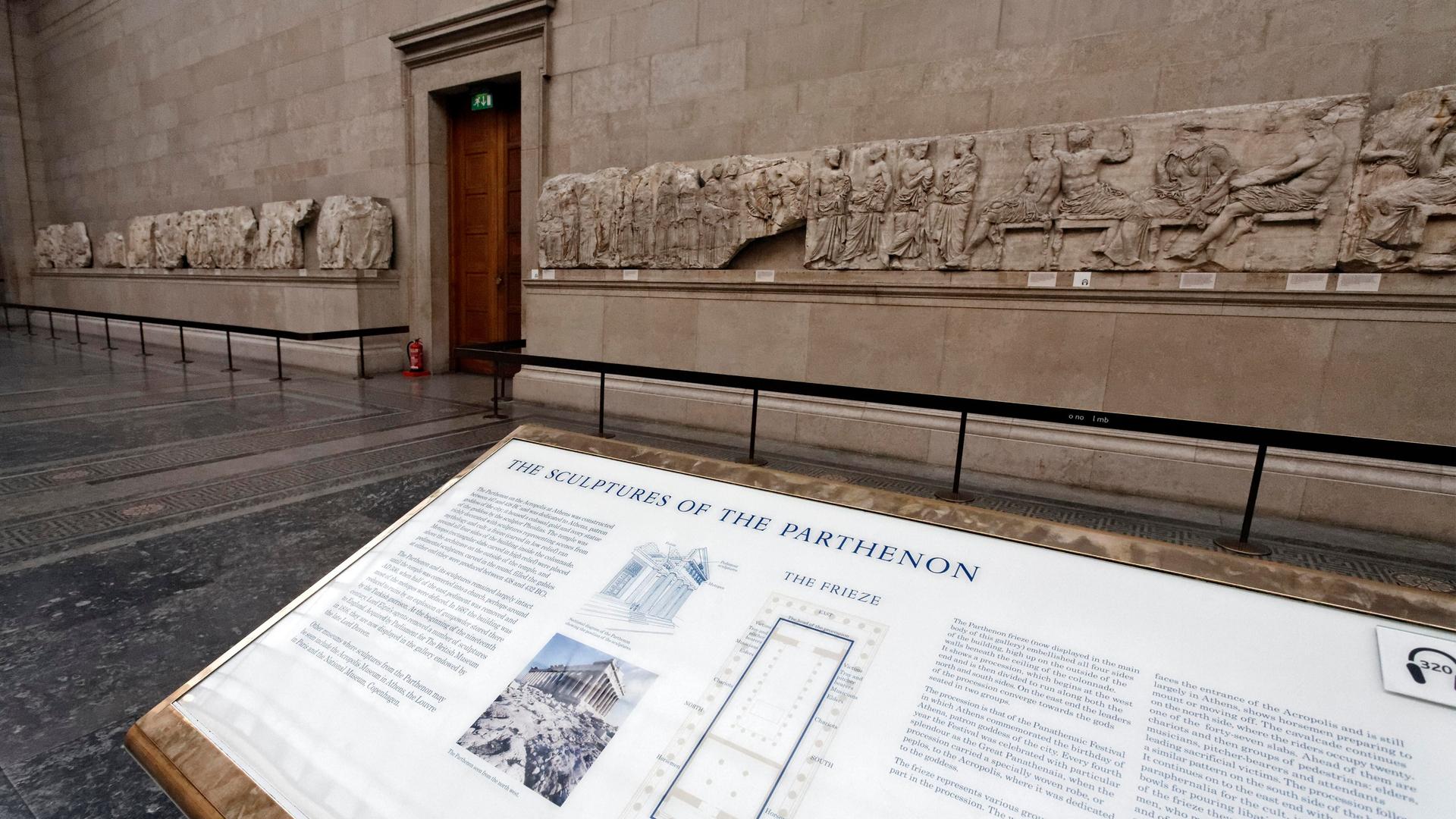 Der Saal mit den Marmorfriesen vom Athener Parthenon im British Museum in London.