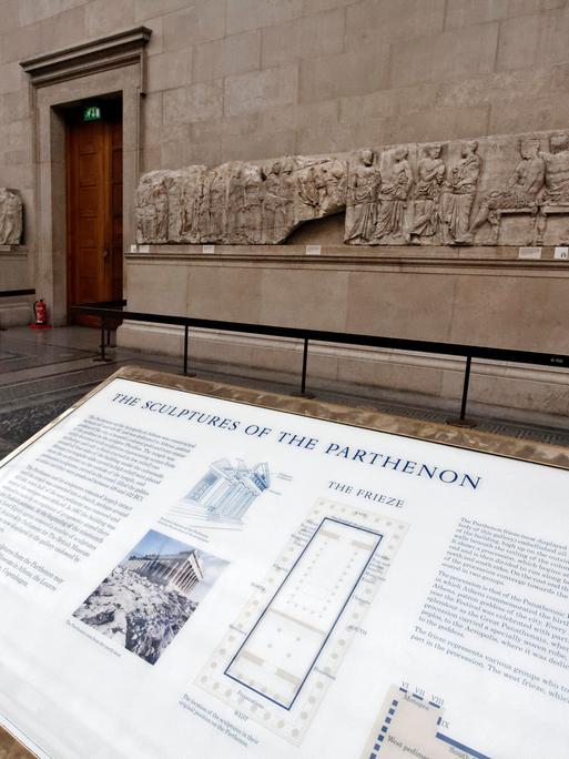 Der Saal mit den Marmorfriesen vom Athener Parthenon im British Museum in London.