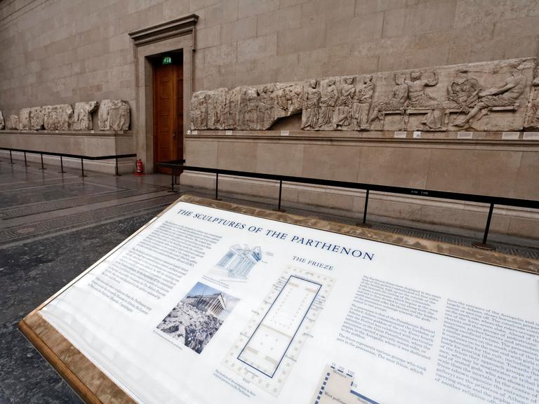 Der Saal mit den Marmorfriesen vom Athener Parthenon im British Museum in London.
