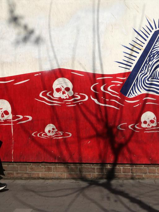 Daily life in Iran TEHRAN, IRAN - JANUARY 28: A woman walks past an anti-American murals following a possible US intervention against Iran on January 28, 2026 in Tehran, Iran. 