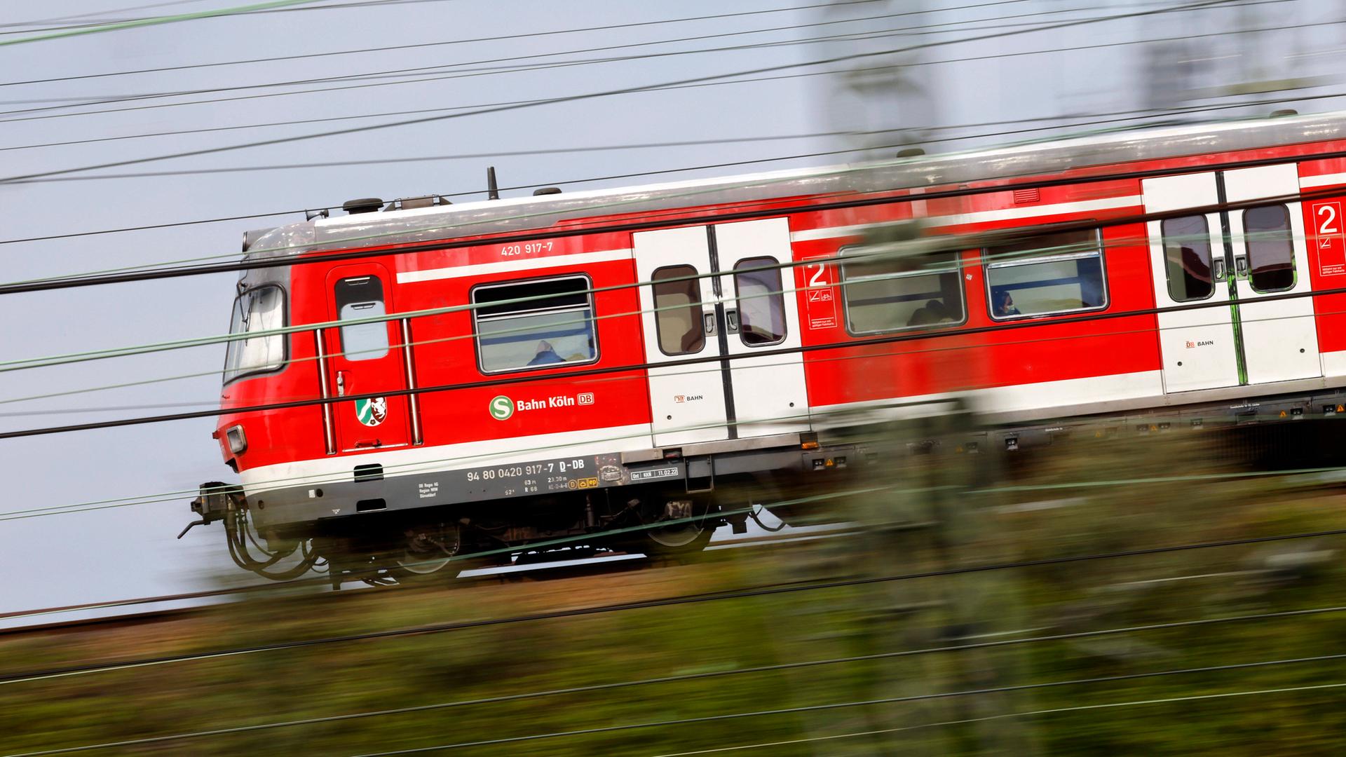 Eine S-Bahn der Deutschen Bahn fährt auf einem Gleis nahe des Bahnhof Köln.