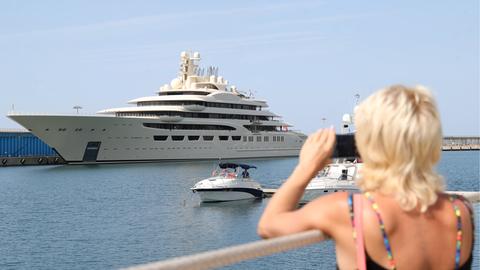 Die dem russischen Oligarchen Alisher Usmanov zugeschriebene Yacht Dilbar 2018 in Sotschi