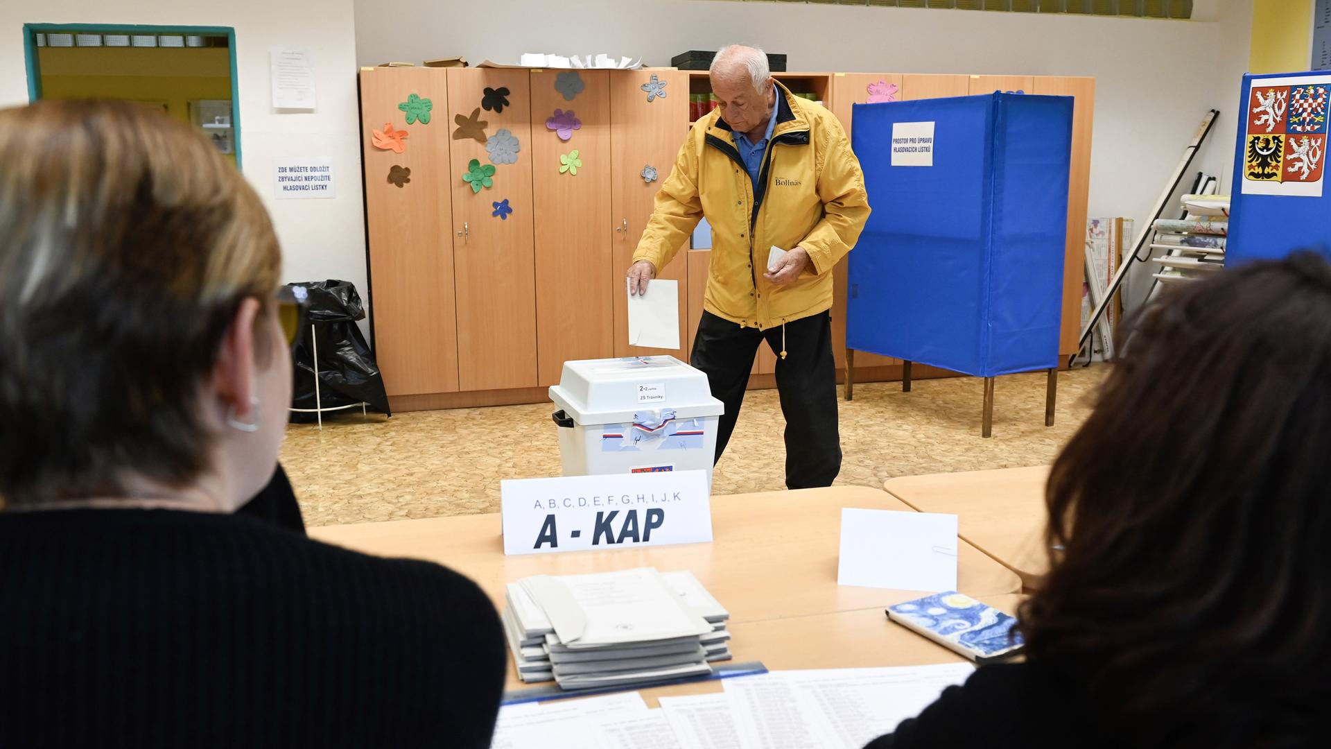 Ein Mann stimmt im zweiten Wahlgang für ein Drittel der Sitze im Oberhaus des tschechischen Parlaments in einem Wahllokal in Otrokovice ab.