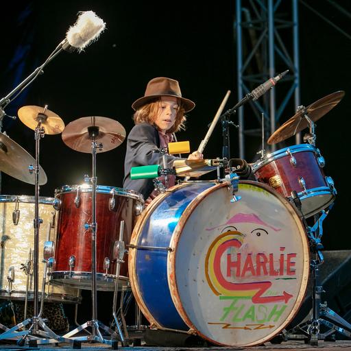 Schlagzeuger Charlie Schneider, 10, auf der Bühne.  Charly ist der Sohn von Helge Schneider. 