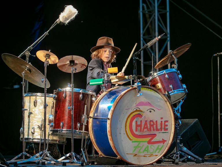 Schlagzeuger Charlie Schneider, 10, auf der Bühne.  Charly ist der Sohn von Helge Schneider. 