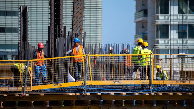 Bauarbeiter arbeiten auf einem Hausdach in Tel Aviv, Israel.