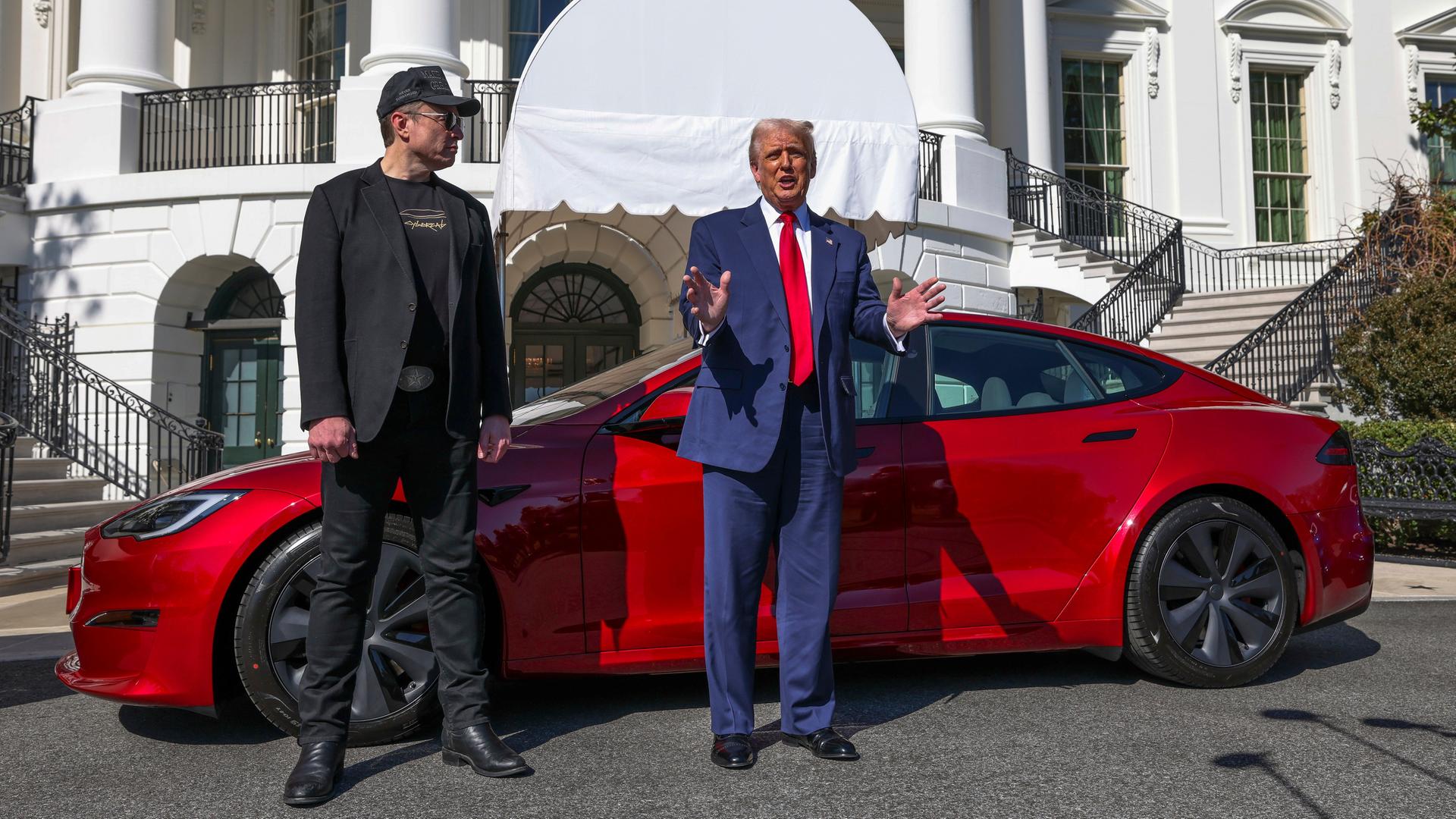 US-Präsident Donald Trump und Tesla-CEO Elon Musk sprechen im März 2025 zu Reportern vor einem roten Tesla Model S auf dem Südrasen des Weißen Hauses. US-Präsident Donald Trump und Tesla-CEO Elon Musk sprechen im März 2025 zu Reportern vor einem roten Tesla Model S auf dem Südrasen des Weißen Hauses.