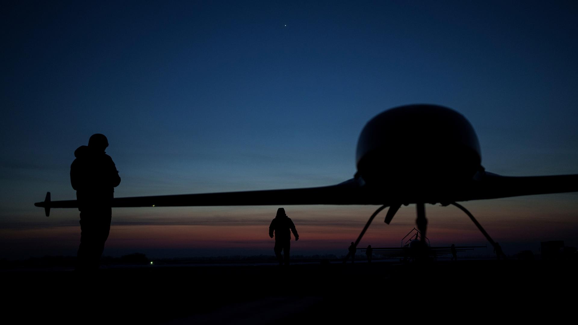 Ukrainische Soldaten bereiten den Start der Langstreckendrohne An-196 Ljutyj in der Ukraine vor.