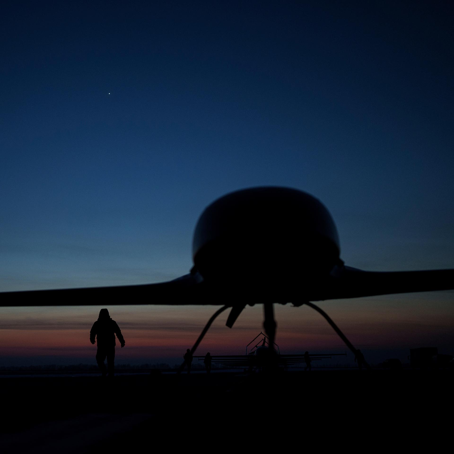 Ukrainische Soldaten bereiten den Start der Langstreckendrohne An-196 Ljutyj in der Ukraine vor.