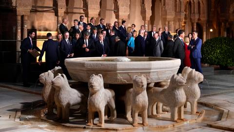 Gruppenbild des EU-Gipfels in Granada mit den Staats- und Regierungschefs der 27 Mitgliedsländer versammelt hinter einem maurischen Brunnen