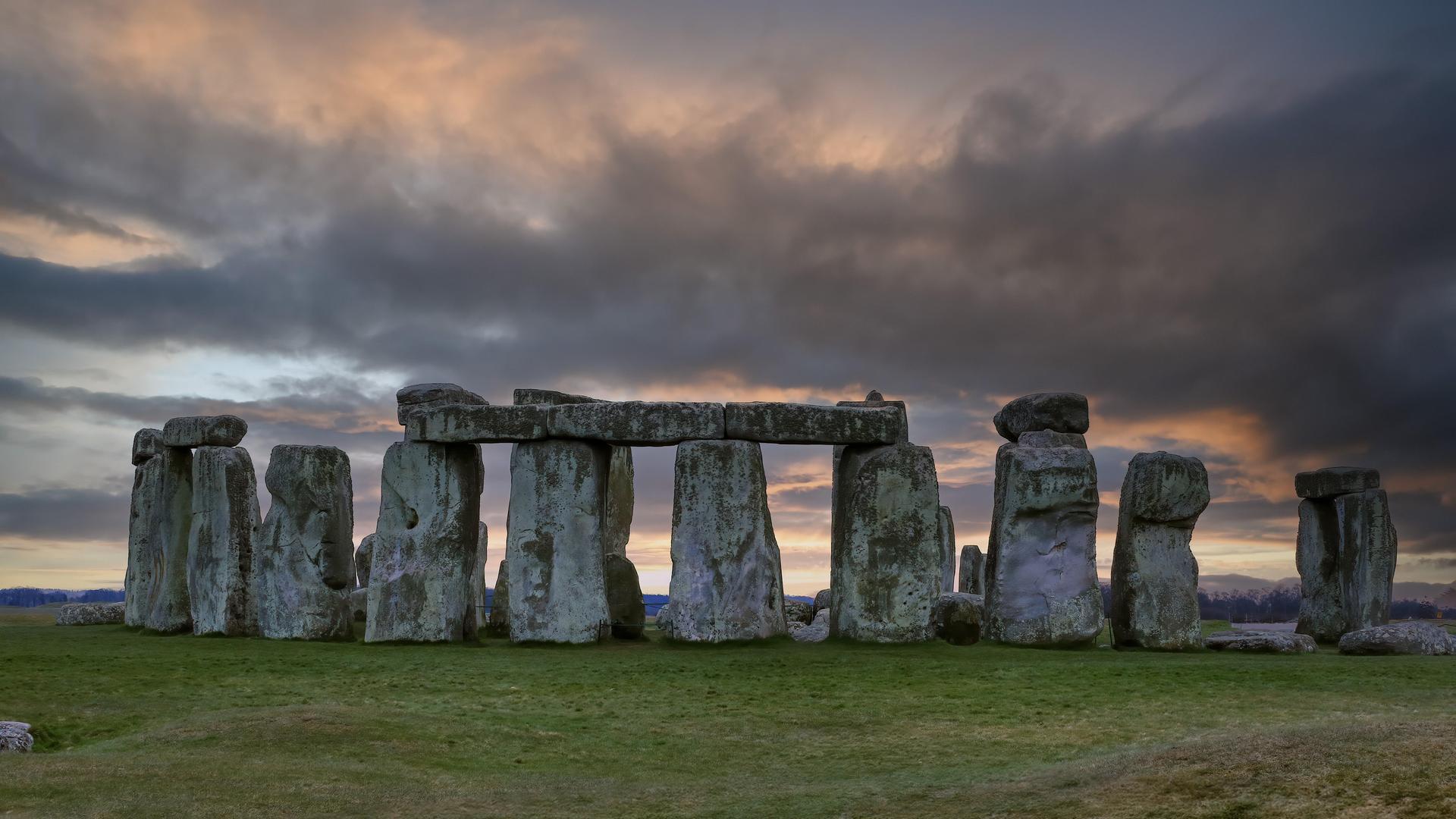 Der aus der Jungsteinzeit stammende Steinmonument Stonehenge im Südwesten Englands im Dämmerlicht der untergehende Sonne.