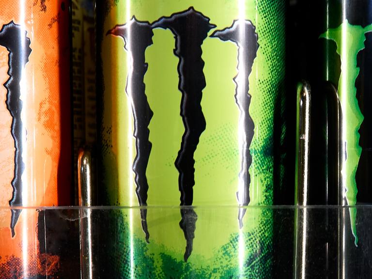 Nahaufnahme von Monster-Energy-Drinks in einem Getränkeautomaten.