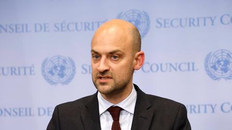 Der französische Außenminister Barrot spricht.