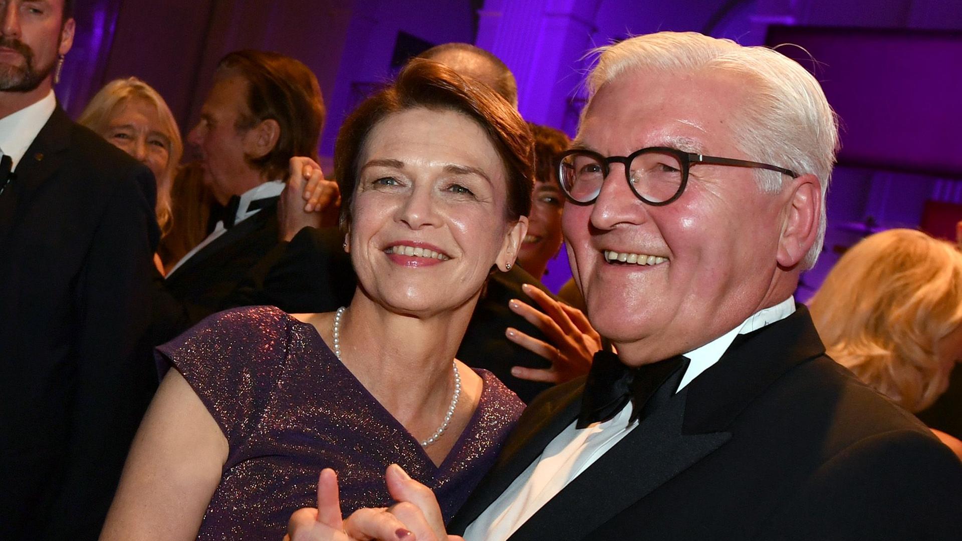 Bundespräsident Frank-Walter Steinmeier und seine Frau Elke Büdenbender bei einem früheren Bundespresseball Bundespräsident Frank-Walter Steinmeier und seine Frau Elke Büdenbender bei einem früheren Bundespresseball
