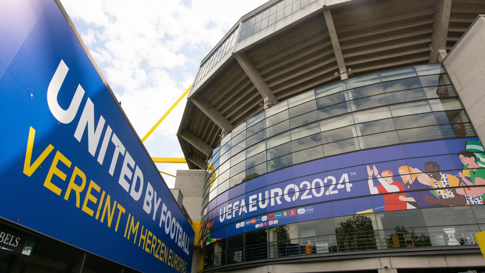 Das für die Fußball-EM umdekorierte Stadion in Dortmund