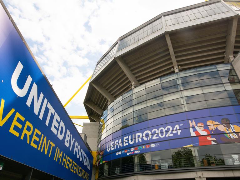 Das für die Fußball-EM umdekorierte Stadion in Dortmund