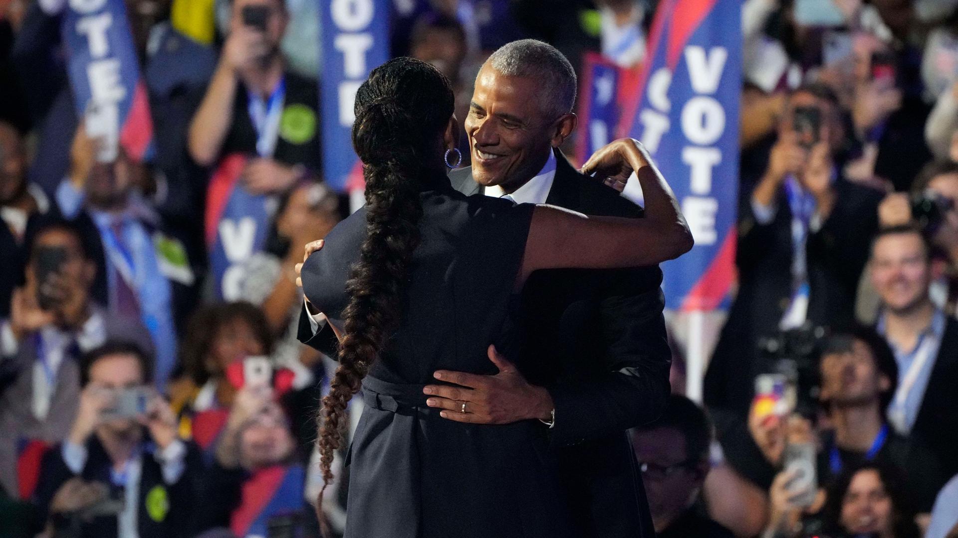 Barack Obama und seine Frau Michelle Obama umarmen sich auf der Bühne des Parteitags der Demokraten