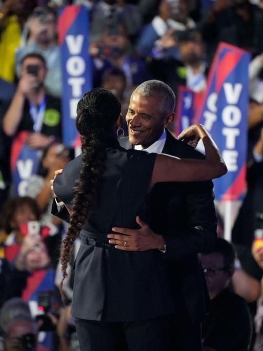 Barack Obama und seine Frau Michelle Obama umarmen sich auf der Bühne des Parteitags der Demokraten