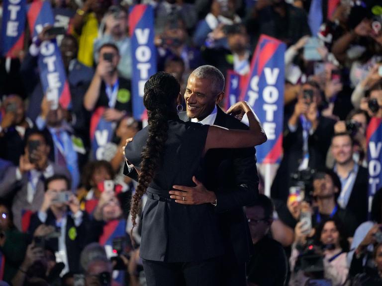 Barack Obama und seine Frau Michelle Obama umarmen sich auf der Bühne des Parteitags der Demokraten