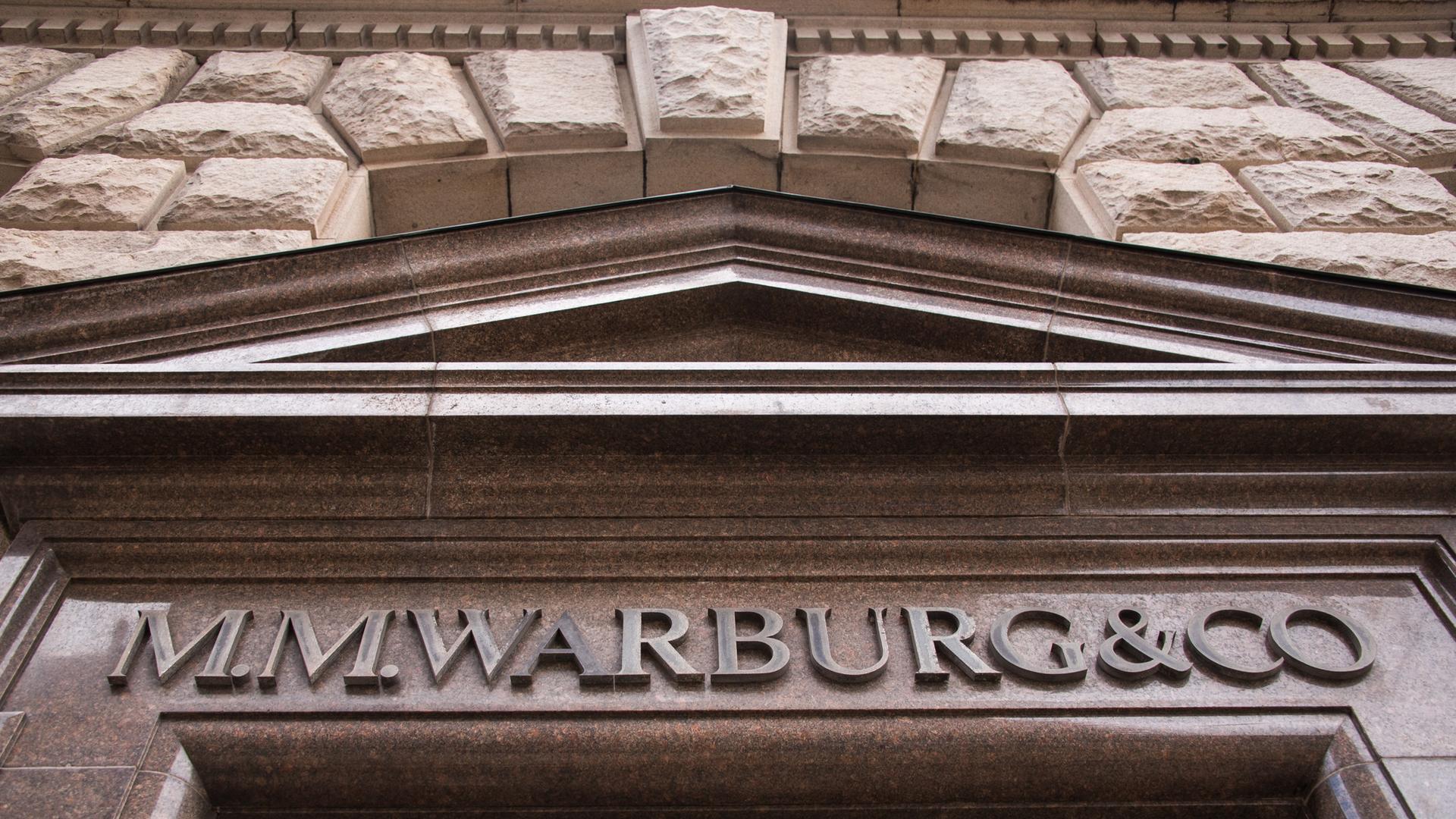 Blick auf den Eingang der Warburg-Bank.