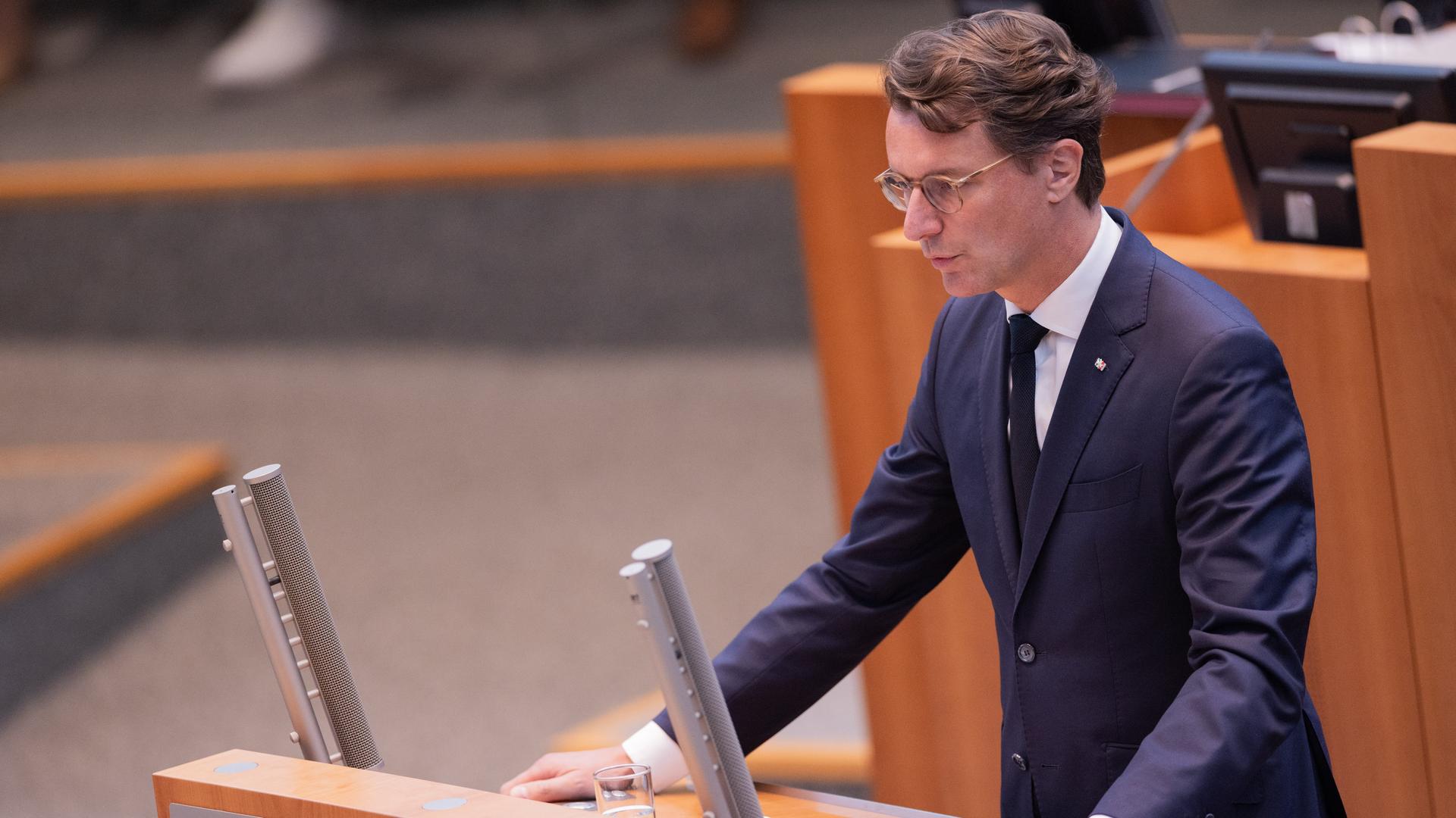 Düsseldorf: Hendrik Wüst (CDU), Ministerpräsident von Nordrhein-Westfalen, spricht bei einer Sondersitzung des Landtags zum Anschlag in Solingen.