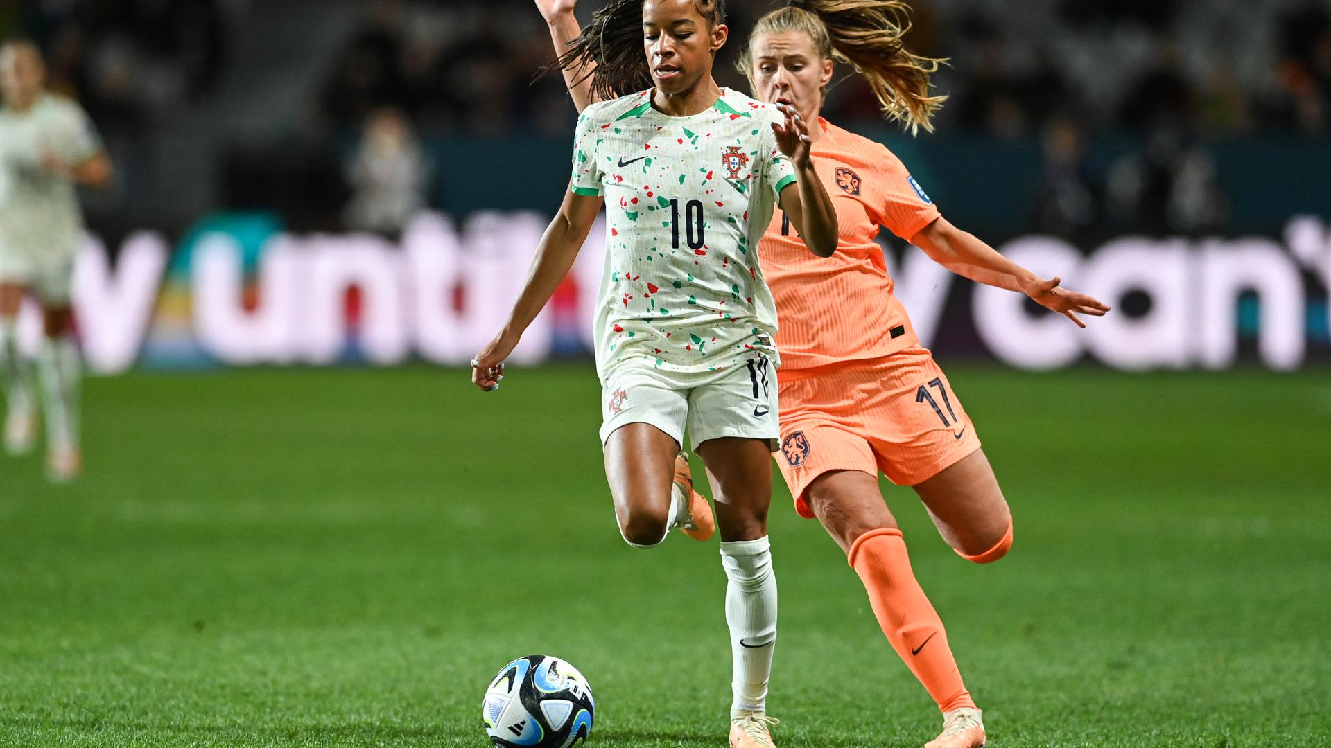 Portugals Stürmerin Jessica Silva (L) und die niederländische Mittelfeldspielerin Victoria Pelova (17) kämpfen um den Ball. Portugals Stürmerin Jessica Silva (L) und die niederländische Mittelfeldspielerin Victoria Pelova (17) kämpfen um den Ball.