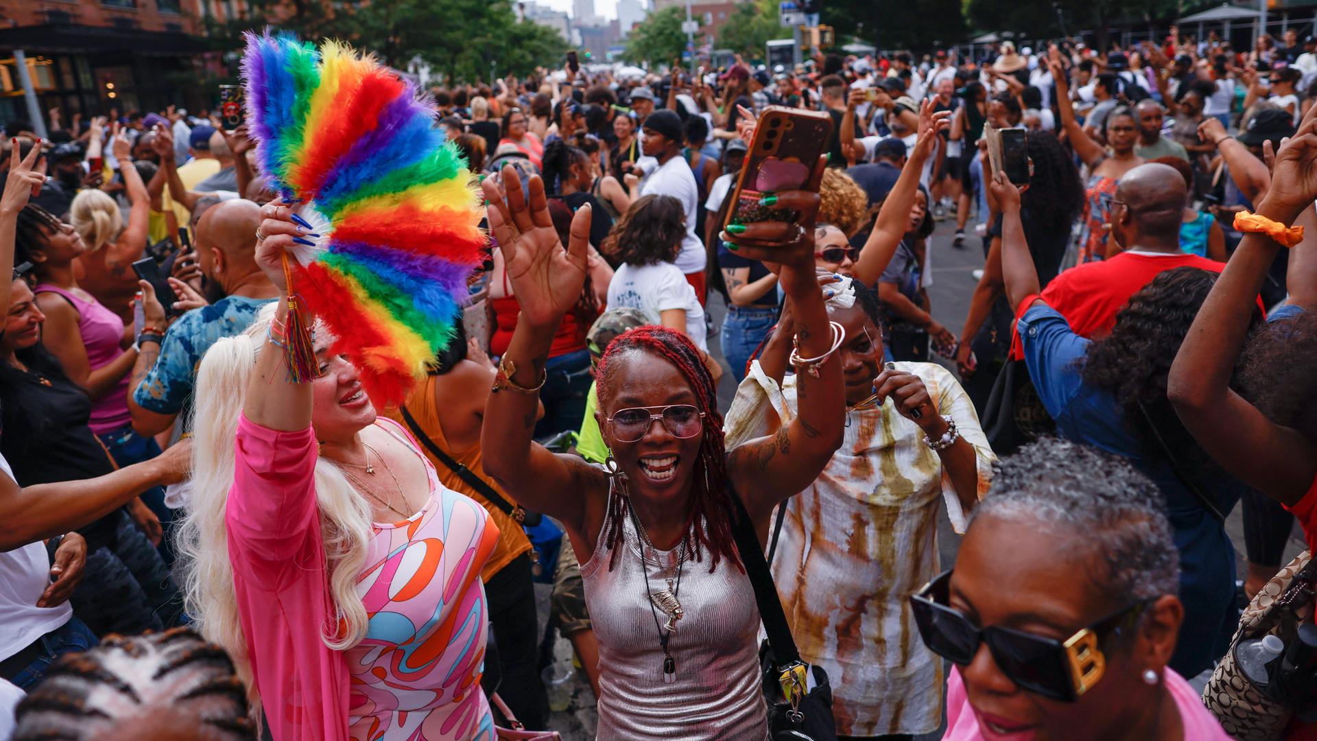 Menschen in New York feiern bei einer von vielen Blockpartys das 50. Jubiläum des Hip Hop.